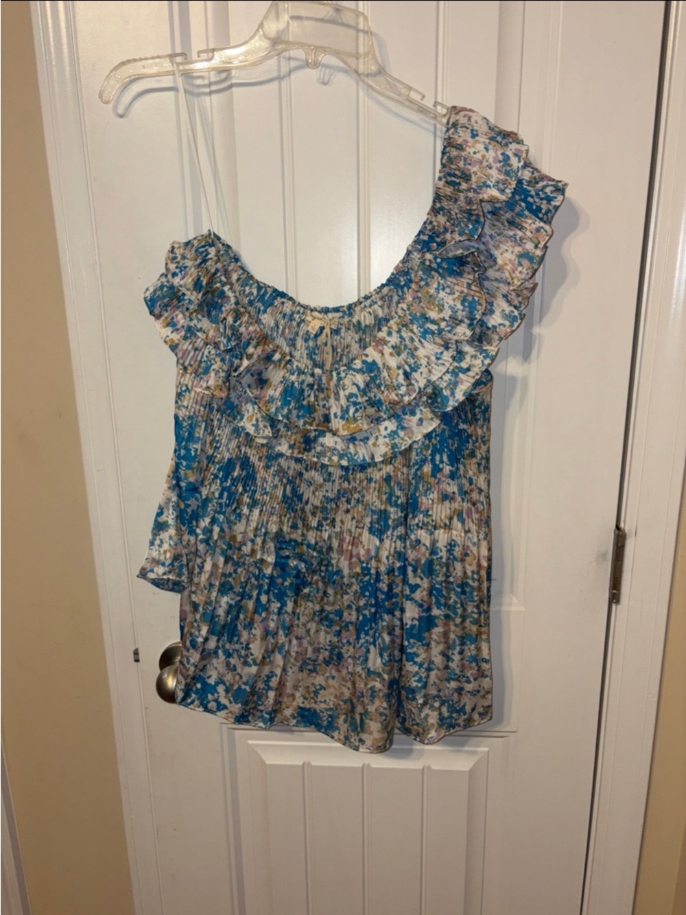 Mystree One-Shoulder Ruffle Floral Blouse in Blue and Cream